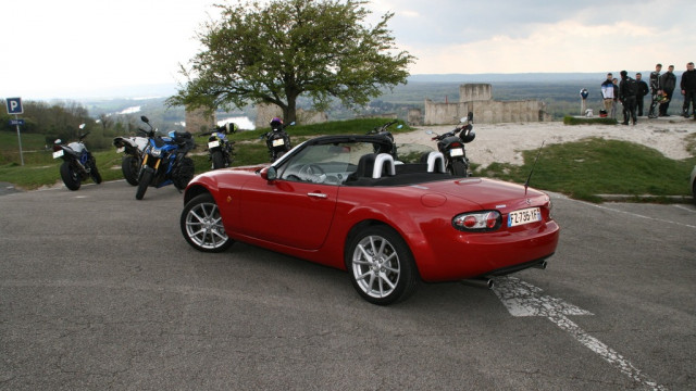 Ces motards ne se lassent pas de regarder la petite MX-5