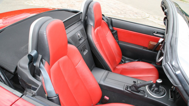 La haute console centrale cache la transmission aux roues arrière