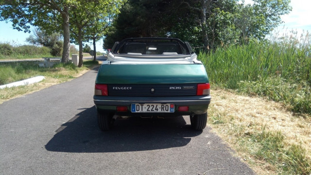 Même sans couvre capote, le toit replié ne défigure pas l'auto