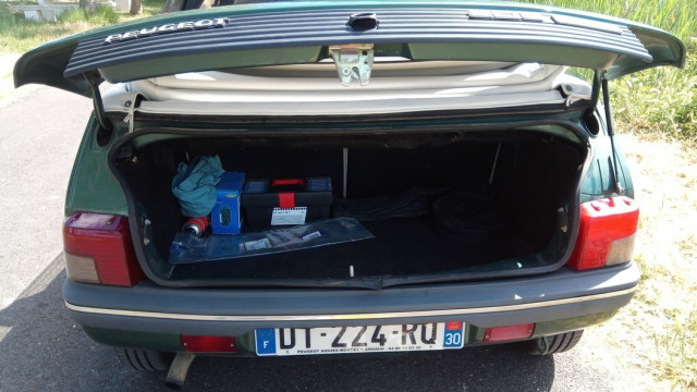 L'ouverture de la malle n'est pas le point fort de la 205 cabriolet. Mais la contenance est suffisante.