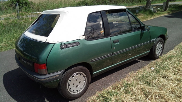 La capote blanche est indissociable de la 205 Roland Garros cabriolet