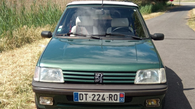 Le cabriolet a toujours eu droit à deux rétroviseurs extérieurs